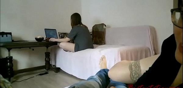  students is playing on the computer, her friend secretly gave a blowjob to her boyfriend